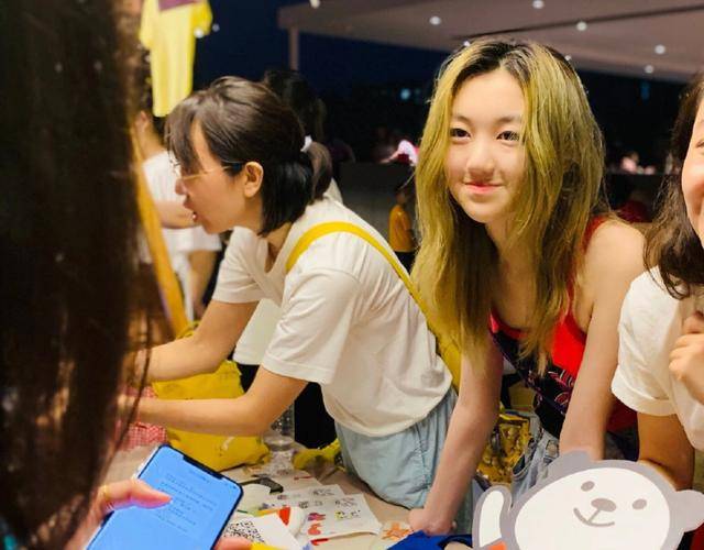 原创14岁李嫣摆摊义卖,穿紧身吊带染金发显成熟,网友:像32岁的女人
