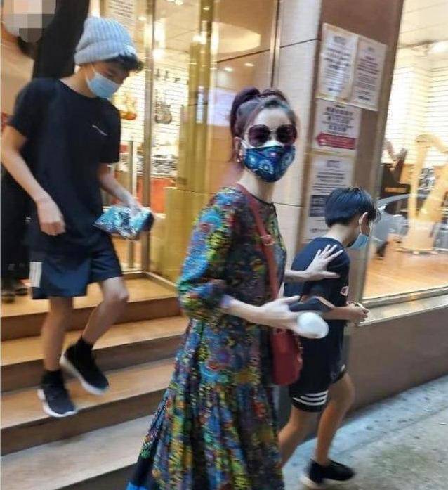 张柏芝为13岁大儿子庆生，Lucas身高已过1米7，冷酷模样像谢霆锋