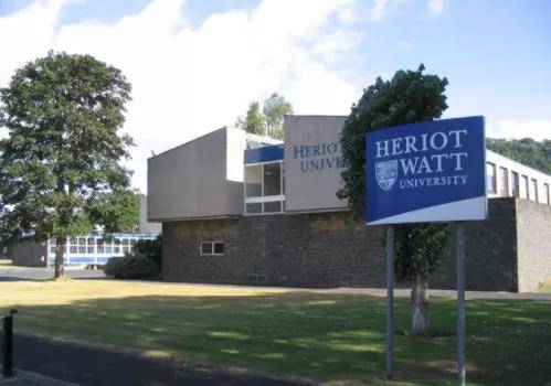 普高|英国留学 | 这些大学无需高考 普高三年毕业直录