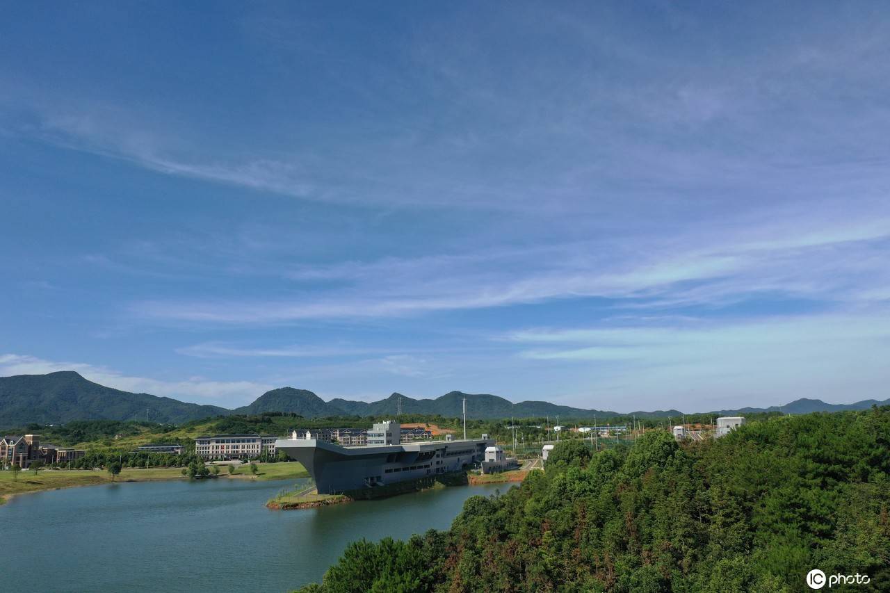 江西九江:庐山西海惊现"航母"建筑群