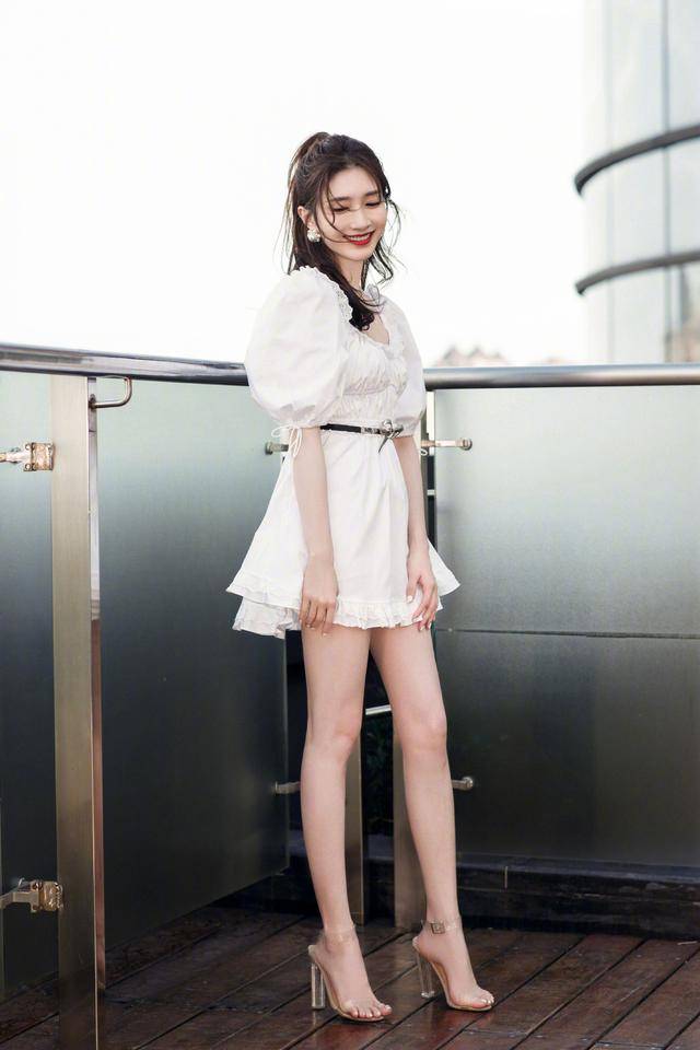 造型|江疏影品牌造型完胜红毯！穿连衣裙美成富家千金，绝杀童瑶毛晓彤