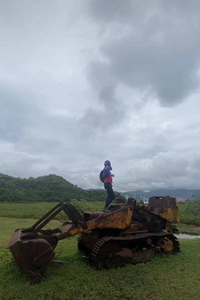 54岁刘嘉玲外出度假，冒大雨站挖掘机上热舞，掌