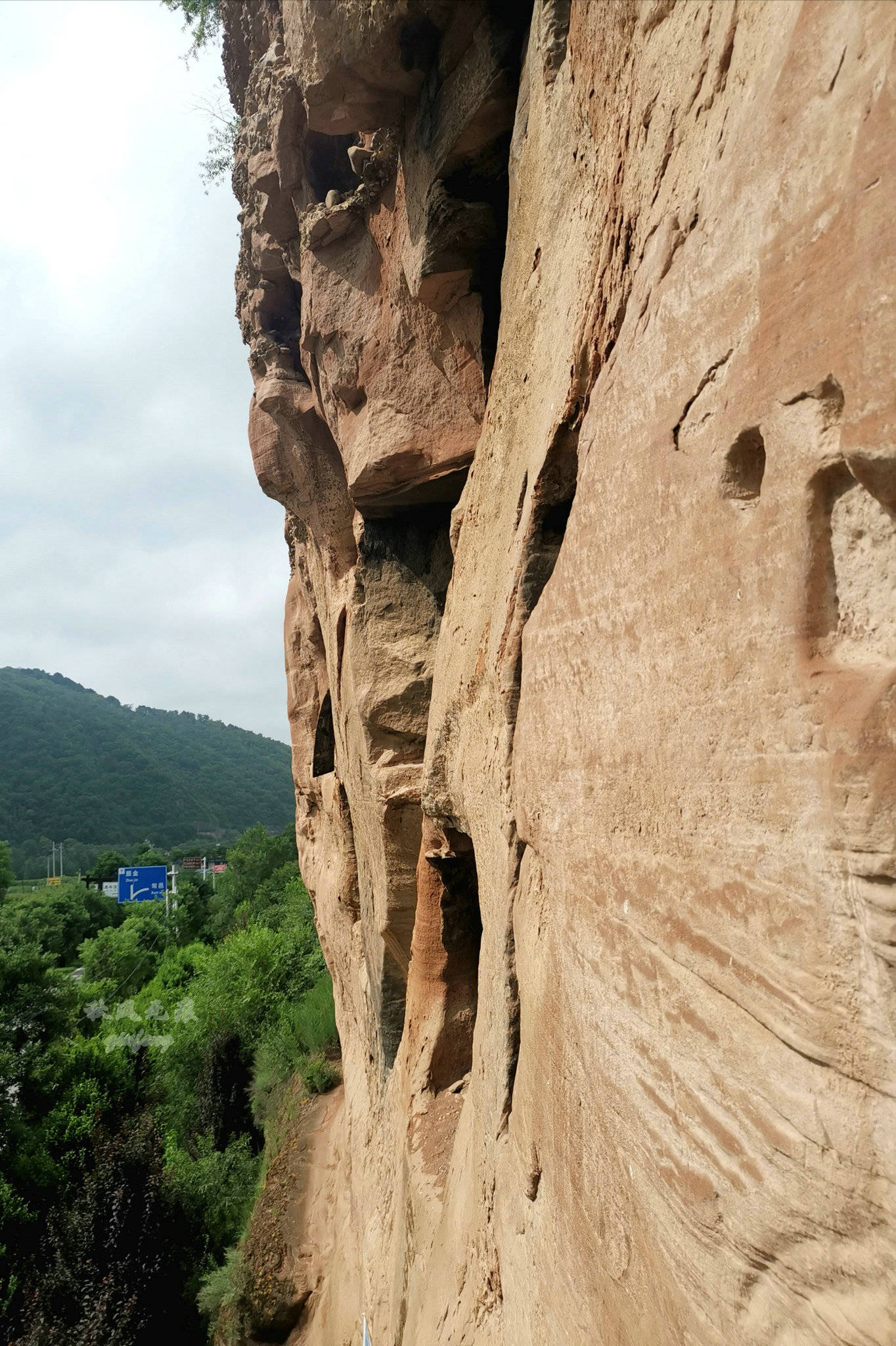 旬邑(|旬邑三水河两岸悬崖峭壁上,一个个精致崖居让人震撼