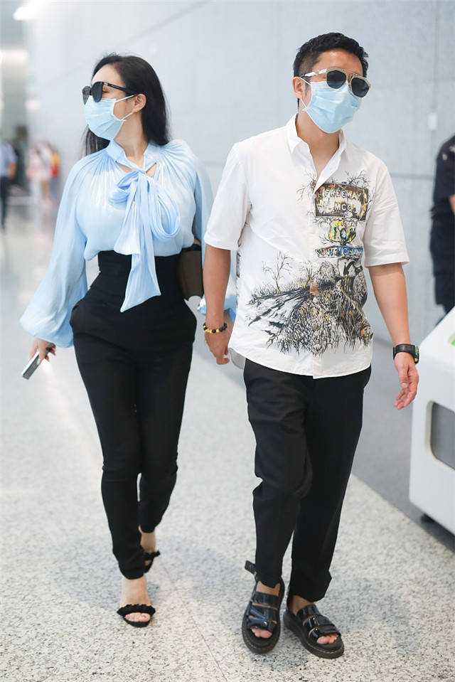 冉莹颖与老公邹市明现身机场，十指紧扣高调秀