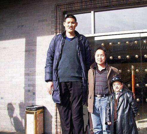 原创中国十大巨人排行 排最后的都比姚明高6厘米