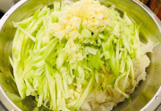 银耳怎么做凉拌菜 2babeafa10224dd5a69baa85bd0c3f7c.jpeg