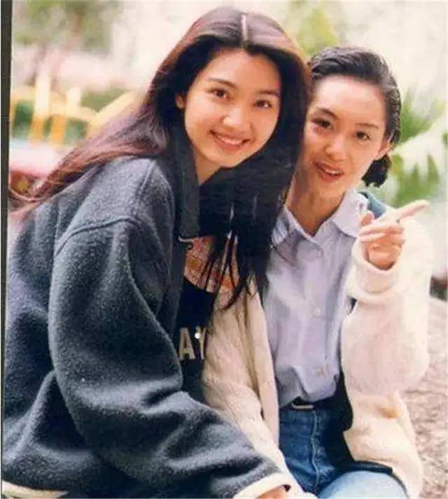 洪欣女儿长大了，笑容可爱大眼迷人，与1米87的哥哥成反差萌