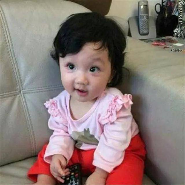 洪欣女儿长大了，笑容可爱大眼迷人，与1米87的哥哥成反差萌