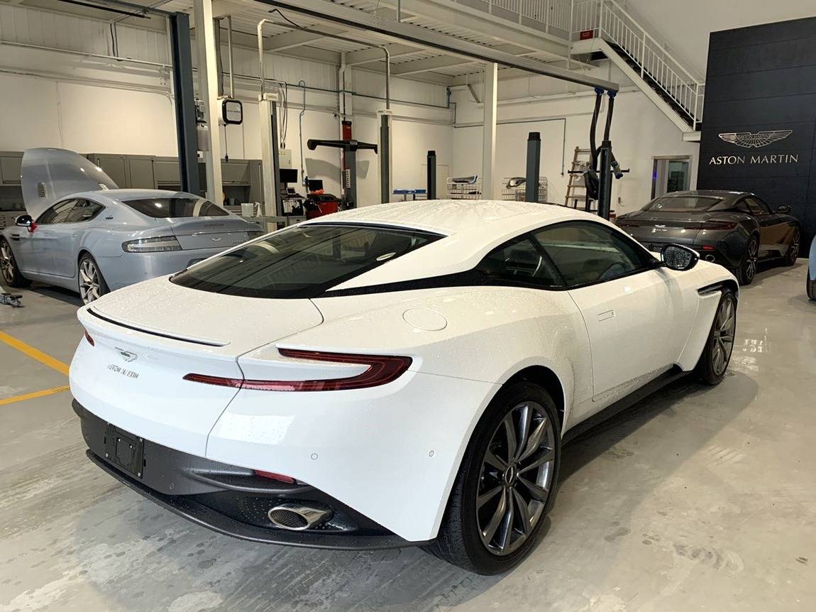 阿斯顿马丁 db11 v8 月光白曜石黑