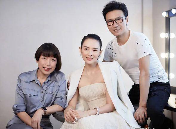 珠宝|章子怡佩戴价值5亿珠宝上封,画风却像暴发户,表现力远不如巩俐