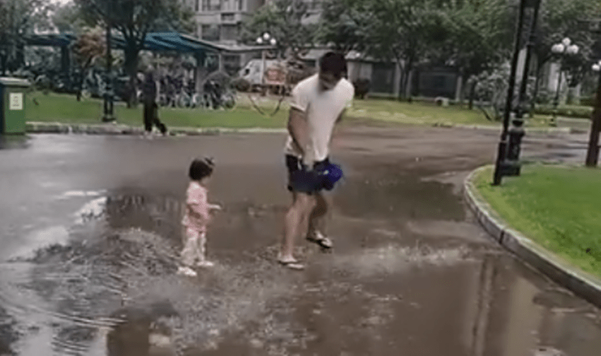 原创爸爸带女儿踩水坑，俩人玩得不亦乐乎，网友：等着回家跪搓衣板吧