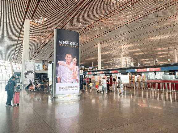 诺贝尔瓷砖硬核广告再次霸屏全国机场高铁，实力诠释领导品牌精神