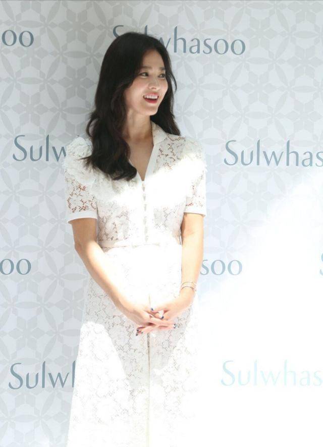 宋慧乔|状态回升!董璇恋情后露面,穿白裙撞衫宋慧乔更敢穿,身材太玲珑