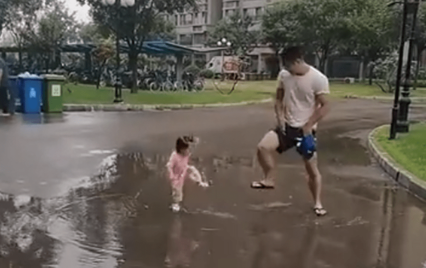 原创爸爸带女儿踩水坑，俩人玩得不亦乐乎，网友：等着回家跪搓衣板吧