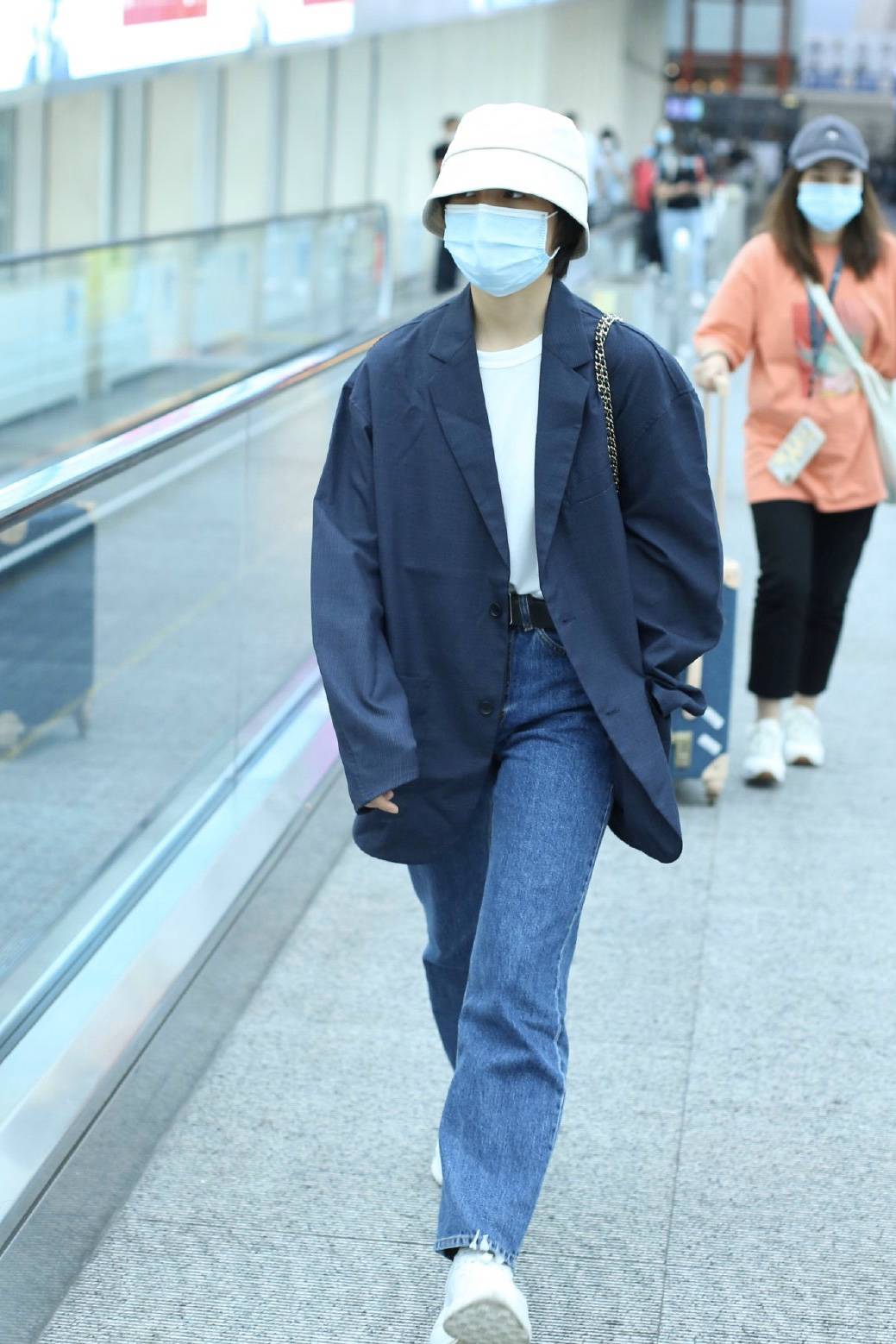 西装|张子枫身材太路人，高考后现身机场，夏季穿厚重西装牛仔裤更显矮