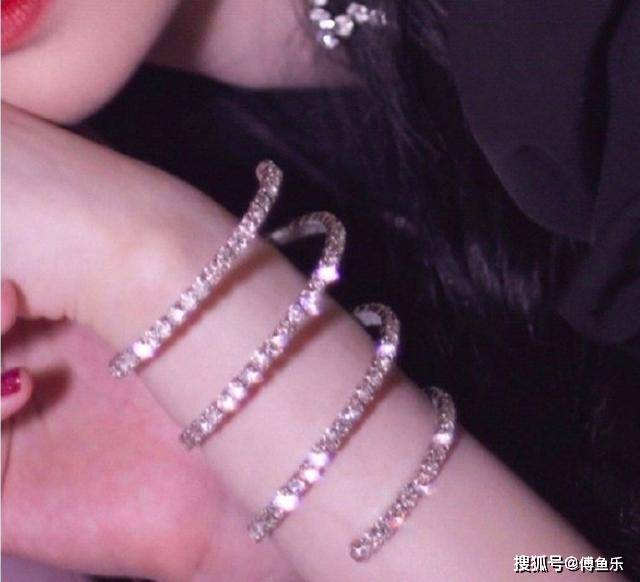 衣服|穿假货？鞠婧祎穿品牌未上架衣服，随后被扒佩戴手镯也是仿品