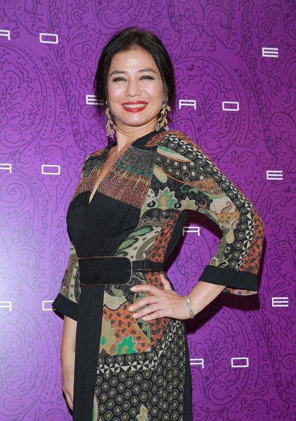 显得|钟楚红穿的很优雅，正视衰老又不修图，比同辈只会扮嫩的要漂亮！