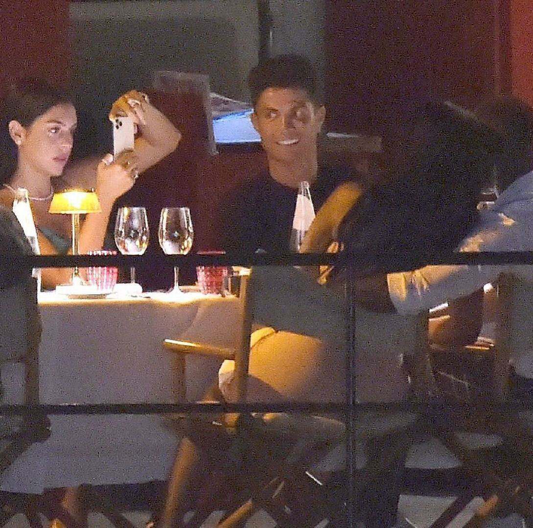 进晚餐|C罗与女友共进晚餐,乔治娜穿蓝色礼服美艳,小腹隆起疑似怀孕