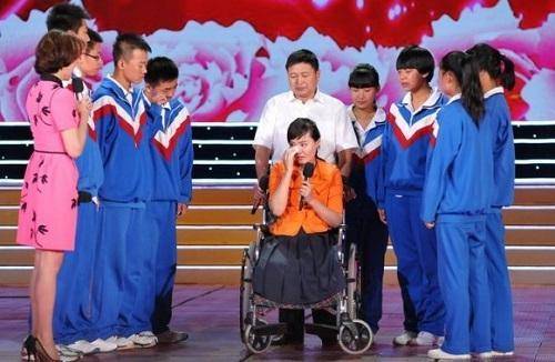 双腿|最美教师为救学生失去双腿，主动和丈夫提离婚，如今她怎么样了