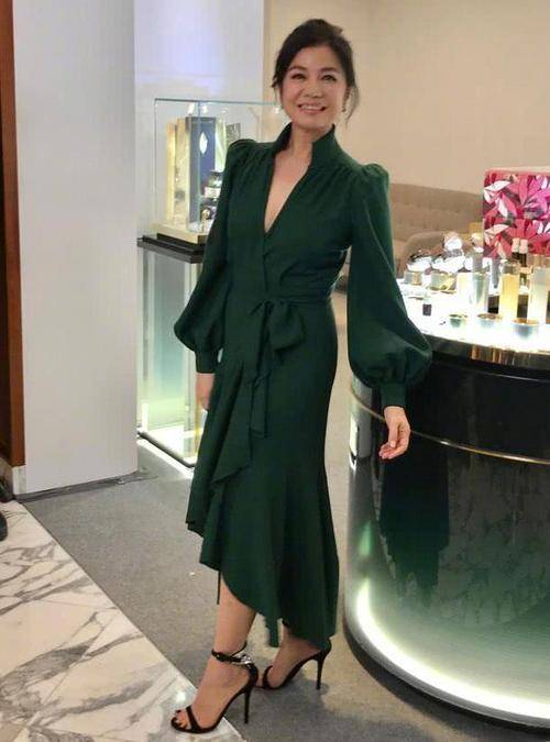 显得|钟楚红穿的很优雅，正视衰老又不修图，比同辈只会扮嫩的要漂亮！