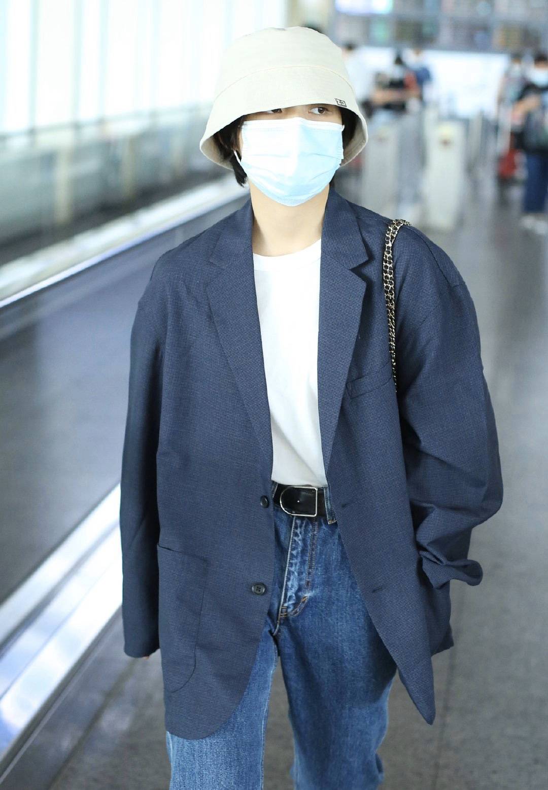 西装|张子枫身材太路人，高考后现身机场，夏季穿厚重西装牛仔裤更显矮
