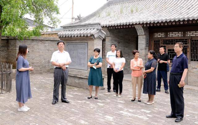 市委宣传部常务副部长薛波,县委常委,宣传部长雒雪梅陪同.