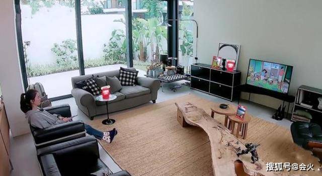 都比|章子怡戴5亿珠宝拍照，单颗钻石都比拇指粗，家中还有100平地下室