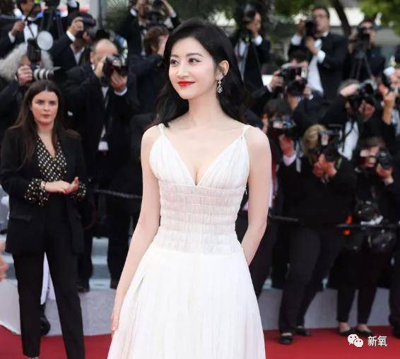 白皮|娱乐圈最新冷白皮冠军，生图让所有女星黯然失色！