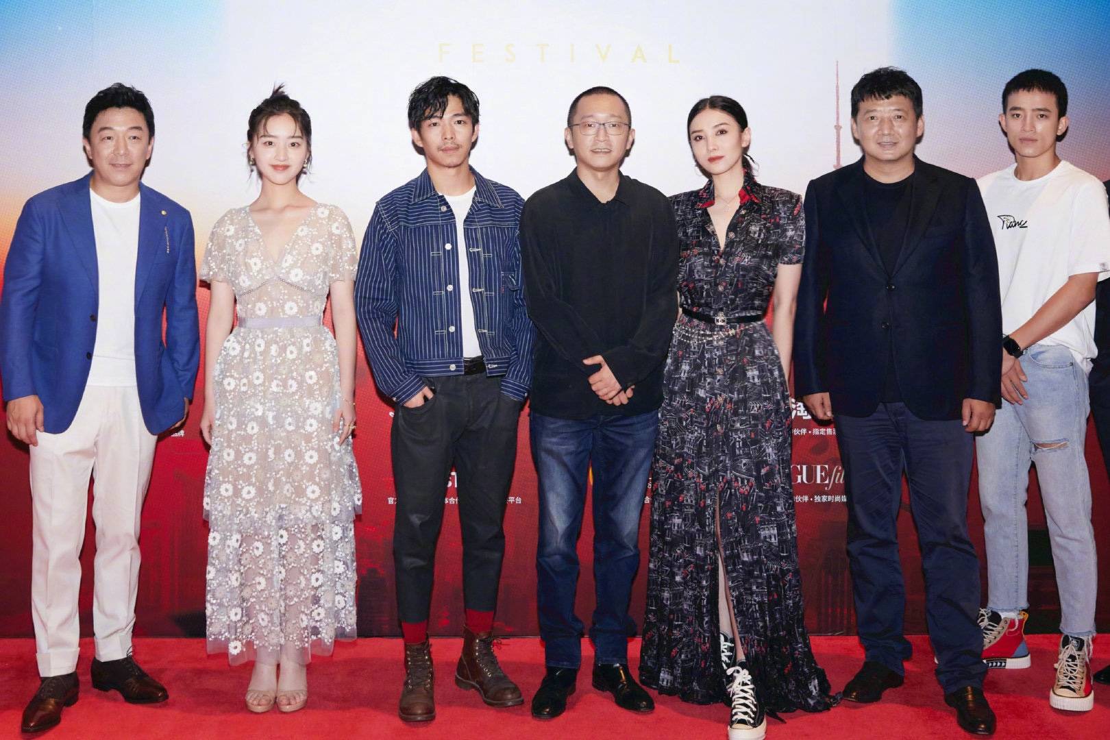 连换|小宋佳久违露面，参加活动连换三套服装大秀时髦度，真是衣服架子