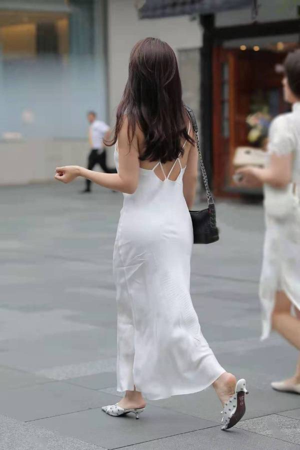 美女街拍:白色吊带连衣裙,仙气十足,高贵迷人