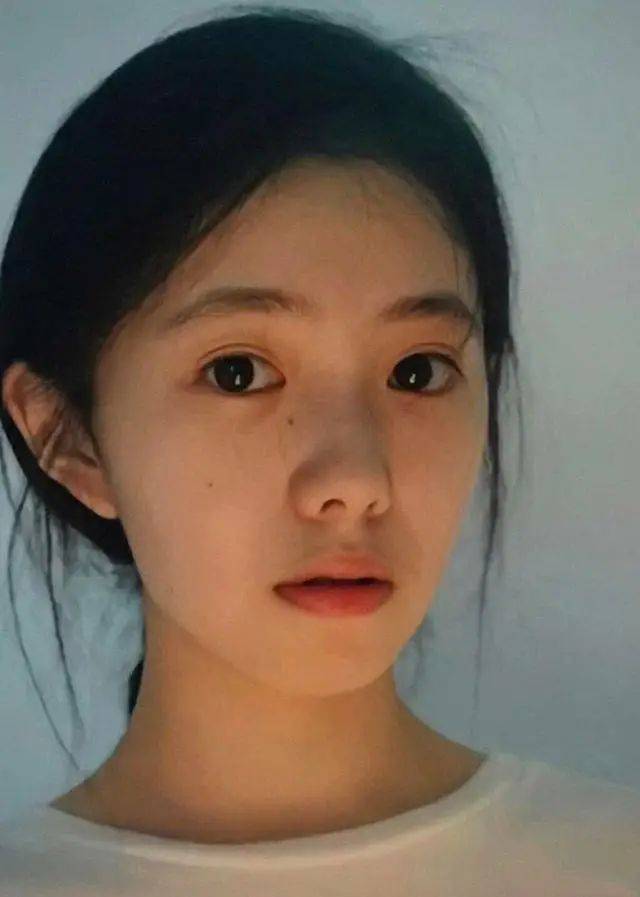 张艺谋审美改变竟用网红脸？新晋00后谋女郎首亮