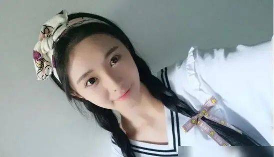 张艺谋审美改变竟用网红脸？新晋00后谋女郎首亮