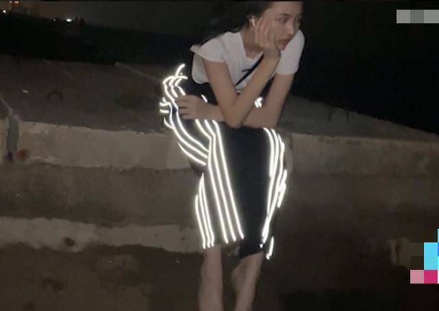 汪峰女儿小苹果近照超美，深夜赤脚坐楼顶，表