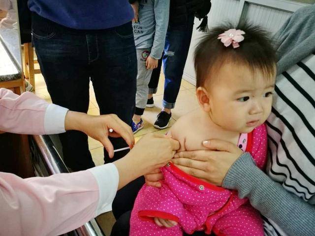 接种|不打不让娃上学宝宝出生后哪些疫苗必须打？有三类再贵也得打