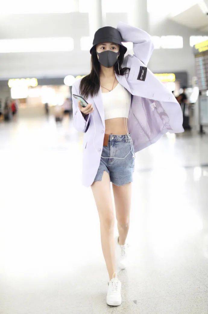 原创刘芸真走起女团路线了?私服搭配一套比一套靓,看着哪像是孩子妈