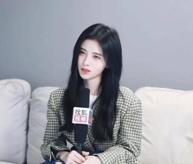 鞠婧祎采访否认是仙女，称不健身也有直角肩，