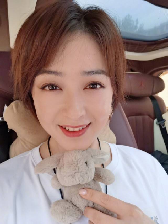 蒋欣取关刘涛后首晒自拍,笑容灿烂不受影响,肤白貌美女神范十足