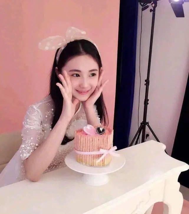 张艺谋审美改变竟用网红脸？新晋00后谋女郎首亮