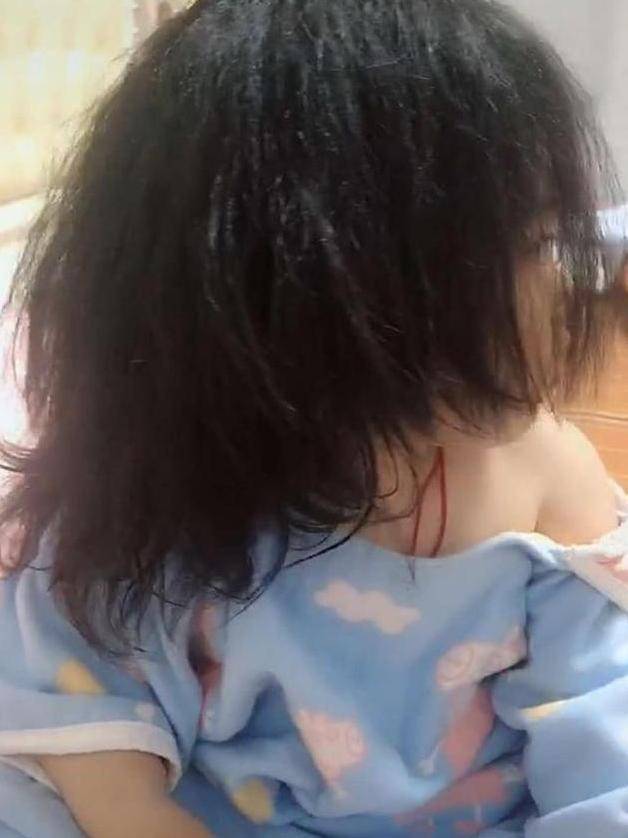 天仙|露出“小香肩”，宝妈和网友直呼：像个小天仙4岁女宝一觉醒来