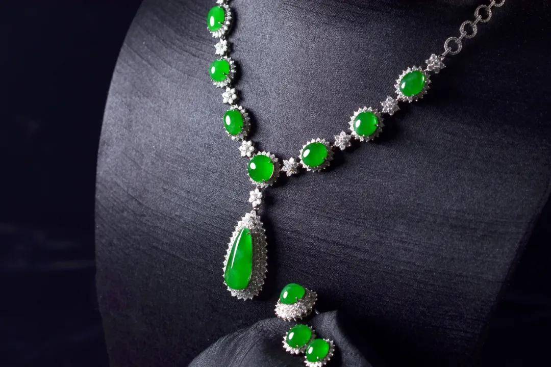 翡翠|裸石 or 镶嵌谁才是你的最爱？别着急，看完再下结论~