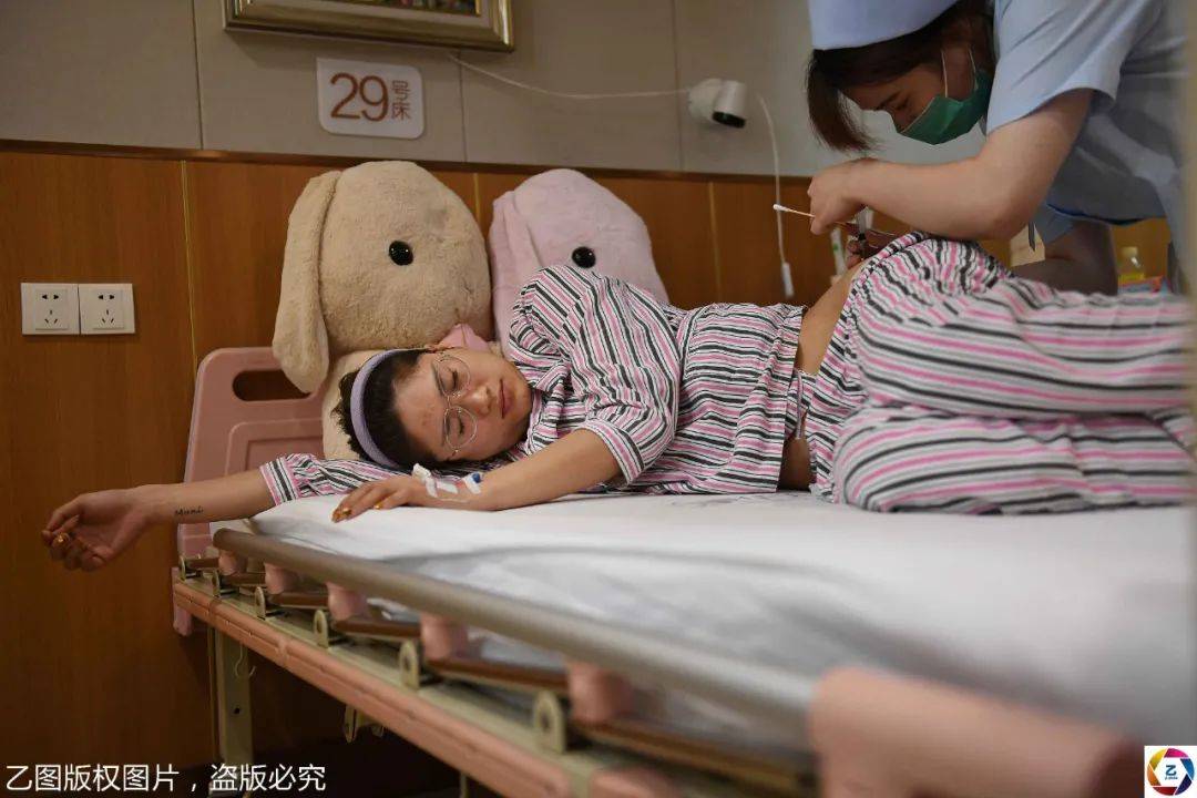 见闻记录|女大学毕业生隆胸，不告诉家人让闺蜜陪，术后意外夺胸模大赛冠军