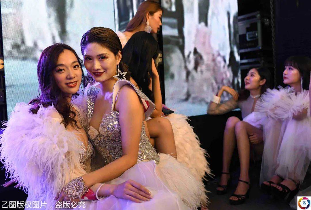 见闻记录|女大学毕业生隆胸，不告诉家人让闺蜜陪，术后意外夺胸模大赛冠军