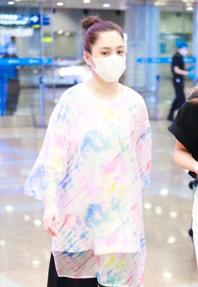 后首|阿娇离婚后首度现身机场，穿大码T恤身材圆润，大肚腩太抢眼