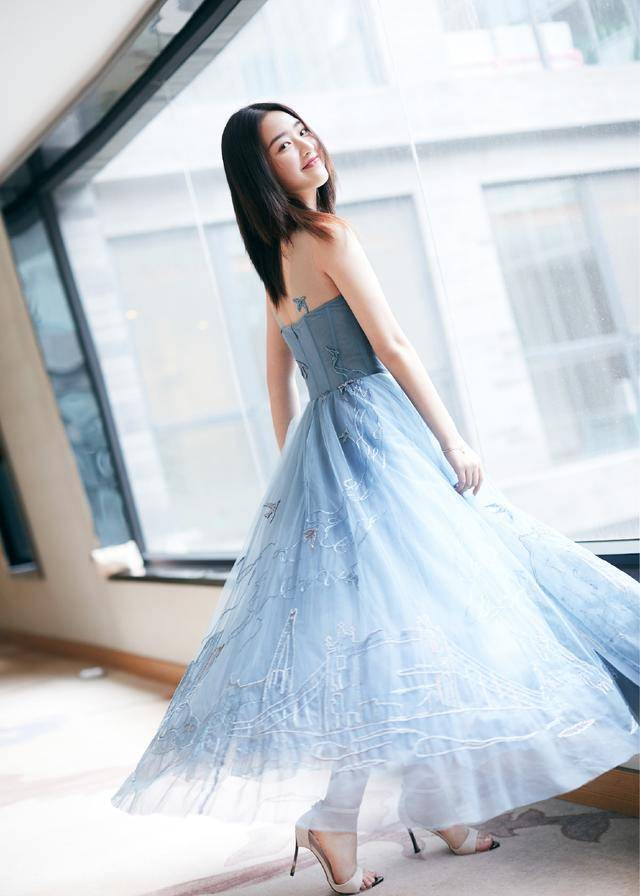 透视|邓恩熙真只有15岁？穿透视纱花朵裙出镜，走轻熟风清纯又撩人