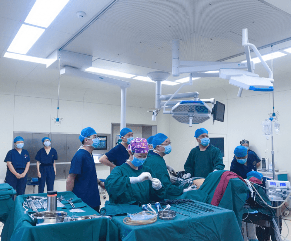 腹腔镜|太原中心医院胃肠外科汾东病区完成全腹腔镜下结肠癌肝转移同期术