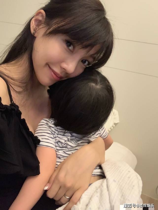 原创李靓蕾晒母子合照甜喊儿子前世情人,三娃辣妈罕秀性感身材超火辣