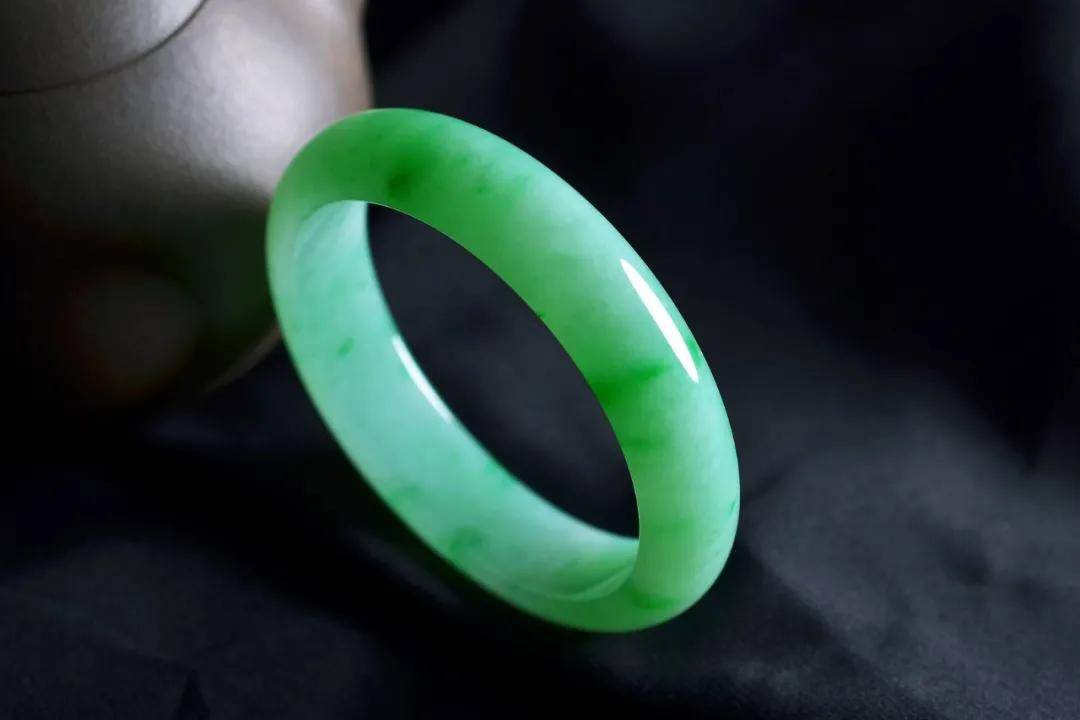 翡翠|裸石 or 镶嵌谁才是你的最爱？别着急，看完再下结论~