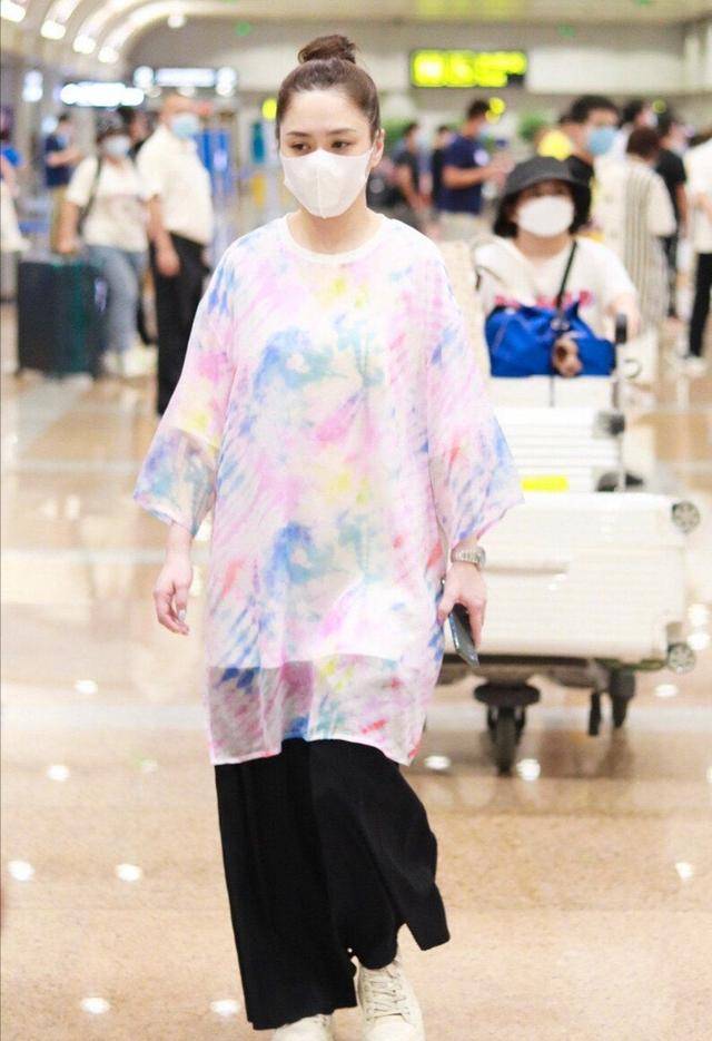 后首|阿娇离婚后首度现身机场，穿大码T恤身材圆润，大肚腩太抢眼
