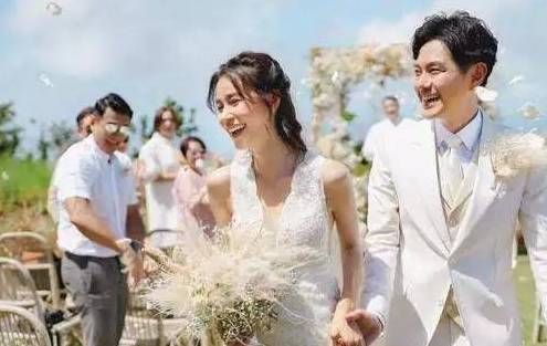 tvb夫妻明星夫妻视频 5ed8c9f9726c4baa81bb5a614f8dedf4.jpeg