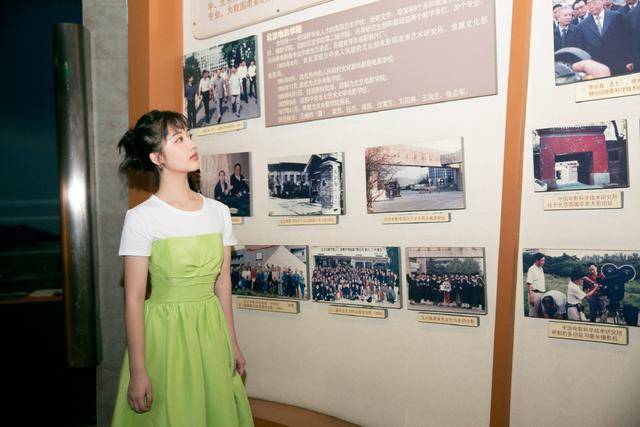 透视|邓恩熙真只有15岁？穿透视纱花朵裙出镜，走轻熟风清纯又撩人